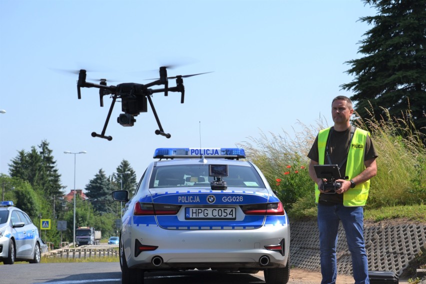Policjanci kontrolują przejścia dla pieszych w Małopolsce z drona. Jak wpływa to na statystyki wypadków?