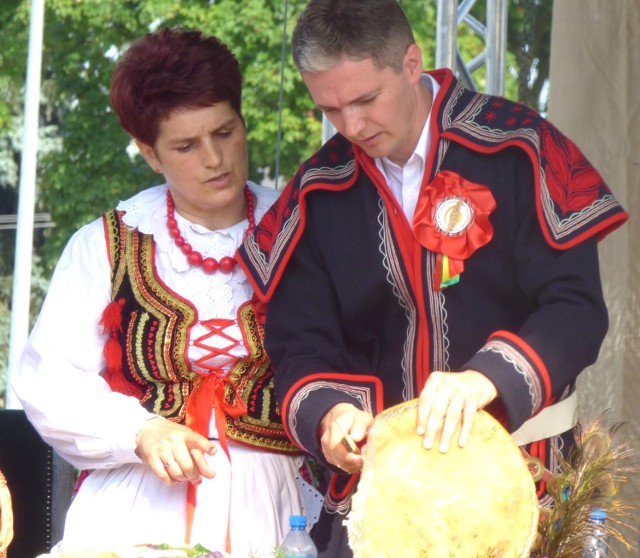 Marszałek Adam Jarubas kroił dożynkowy bochen... pod batutą starościny Lilli Piaseckiej.