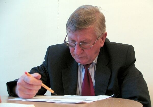 Paweł Ways, przewodniczący Okręgowej Komisji Wyborczej w Radomiu, dokładnie sprawdza listy z podpisami.