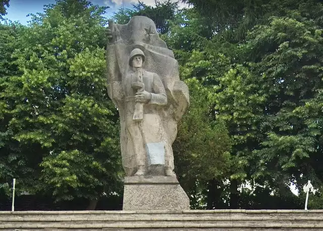 Tzw. Pomnik Iwana w centrum  Żukowa na Pomorzu
