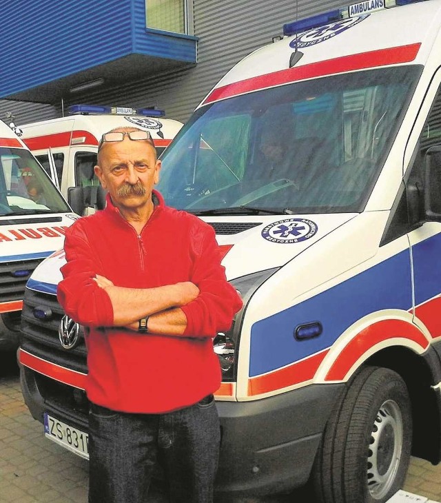 Zbigniew Barański, ratownik medyczny, na tle nowego ambulansu.