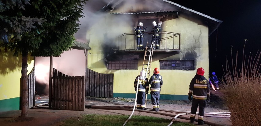 Aż 7 zastępów straży pożarnej w tym 29 strażaków do późnych...