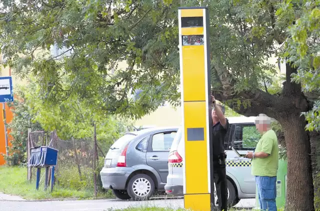 Stacjonarny fotoradar w Siemianicach. Na takie radary już mało kto się łapie, więc strażnicy latem w gminie Słupsk wystawiają obok urządzenia przenośne. 