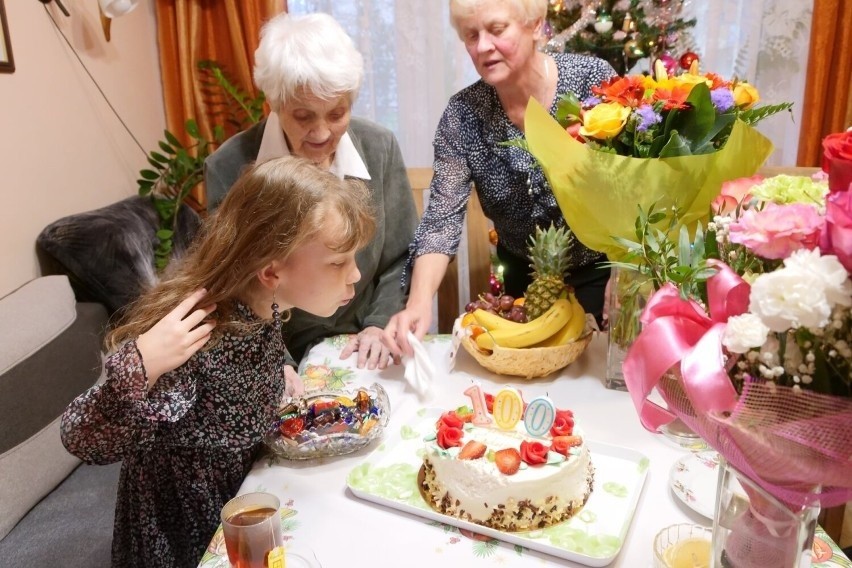 Chełm. Doczekała się czwórki wnucząt i dwójki prawnucząt. Setne urodziny pani Jadwigi. Zobacz zdjęcia