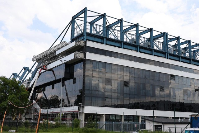 W ramach przebudowy stadionu Wisły poprawiono wygląd elewacji trybun.