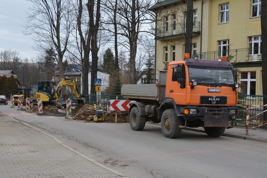 Na ul. Sienkiewicza w Zakopanem kolejne utrudnienia. Na drogę wyjechał ciężki sprzęt. Budują przejście dla pieszych przy Liceum Plastycznym