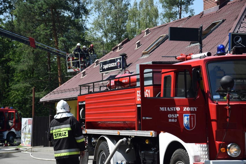 Pożar w zajeździe Szaszłyk w Żorach. Trwa akcja gaśnicza WIDEO + ZDJĘCIA