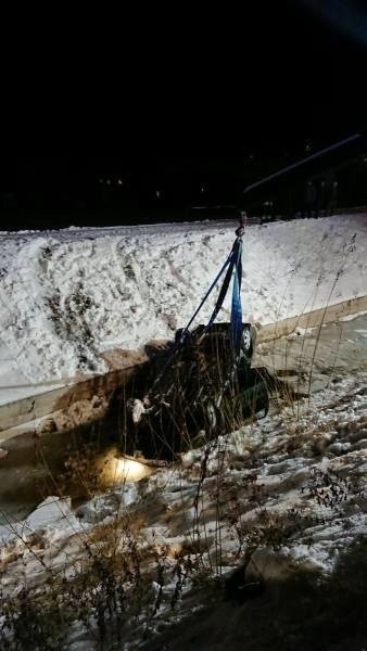 Niskowa. Samochód osobowy wypadł z drogi i dachował w rowie [ZDJĘCIA]