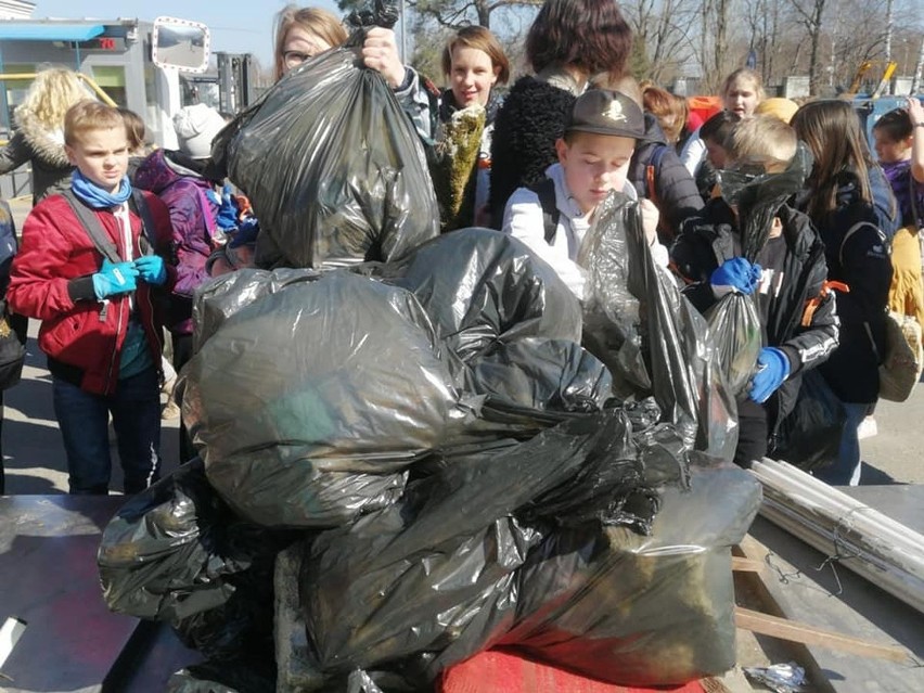 Dzień wagarowicza z MPO - czyli wagary w szczytnym celu. Uczniowie łódzkich szkół zebrali prawie pół tony śmieci!