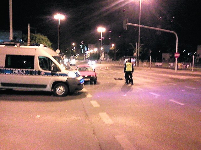 Na skrzyżowaniu ul. Radwańskiej  z al. Politechniki  potrąceni zostali dwaj mężczyźni. Obaj zmarli.