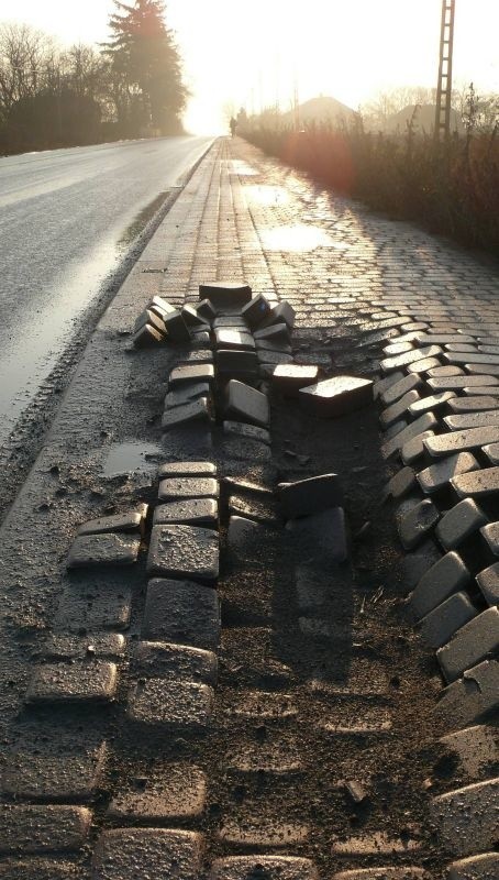 Mieszkańcy Jurkowic z nowego i równego chodnika cieszyli się zaledwie kilka miesięcy.