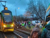 Kolizja tramwaju z osobówką. Samochód wjechał na torowisko w Poznaniu