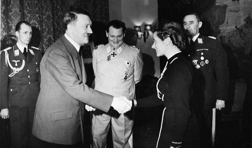 Marzec 1941 r. Adolf Hitler dekoruje Hannę Reitsch Krzyżem...