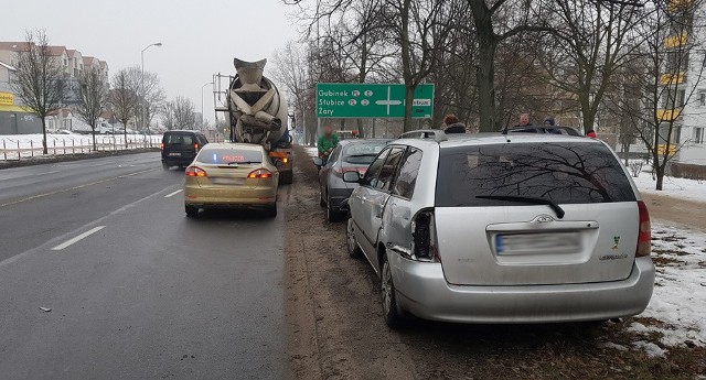 Kolizja wydarzyła się w piątek, 3 lutego, w Zielonej Górze. Kierowca betoniarki tak zmieniał pas, że uderzył w dwa auta.Do zderzenia doszło na ul. Wyszyńskiego w Zielonej Górze. Kierowca betoniarki nieostrożnie zmieniał pas ruchu. Wtedy uderzył w toyotę i hondę. Na szczęście nikomu nic się nie stało.