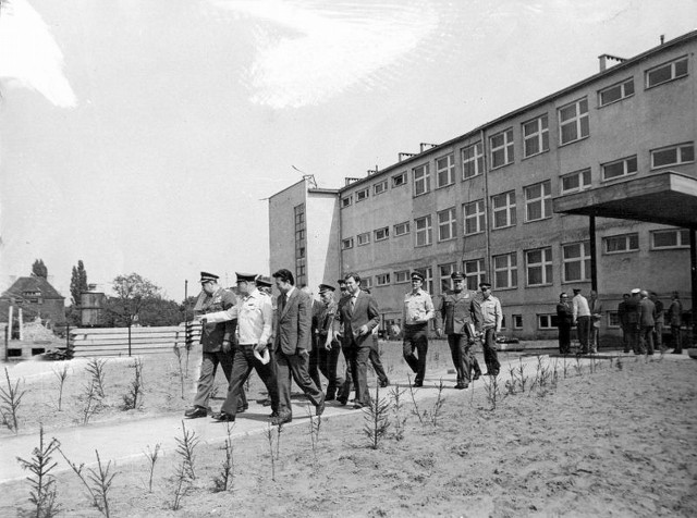 Szkoła podstawowa nr 4 otwarta została w 1981 r. W jej budowie brali udział funkcjonariusze Wojsk Ochrony Pogranicza.