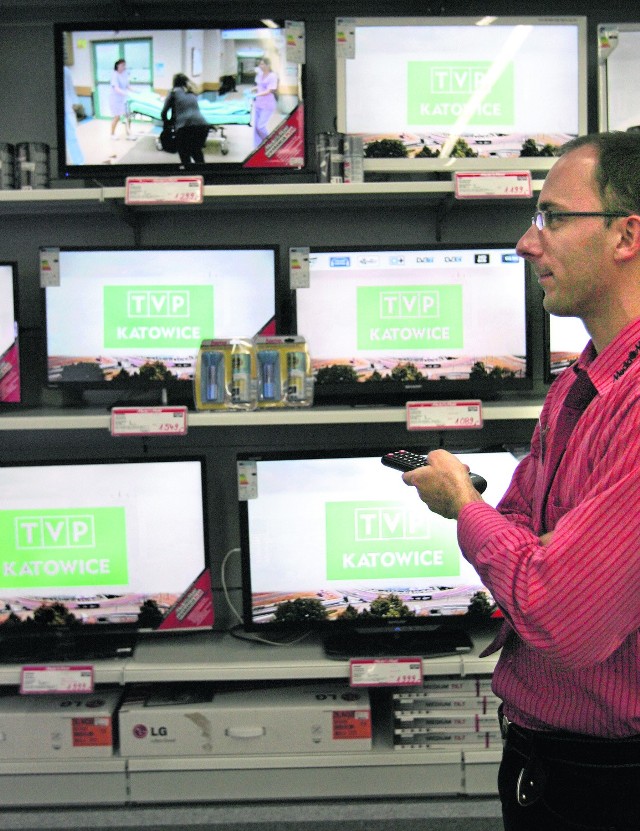Artur Śleszyński, sprzedawca w Media Markt, może oglądać TVP Katowice. W pracy