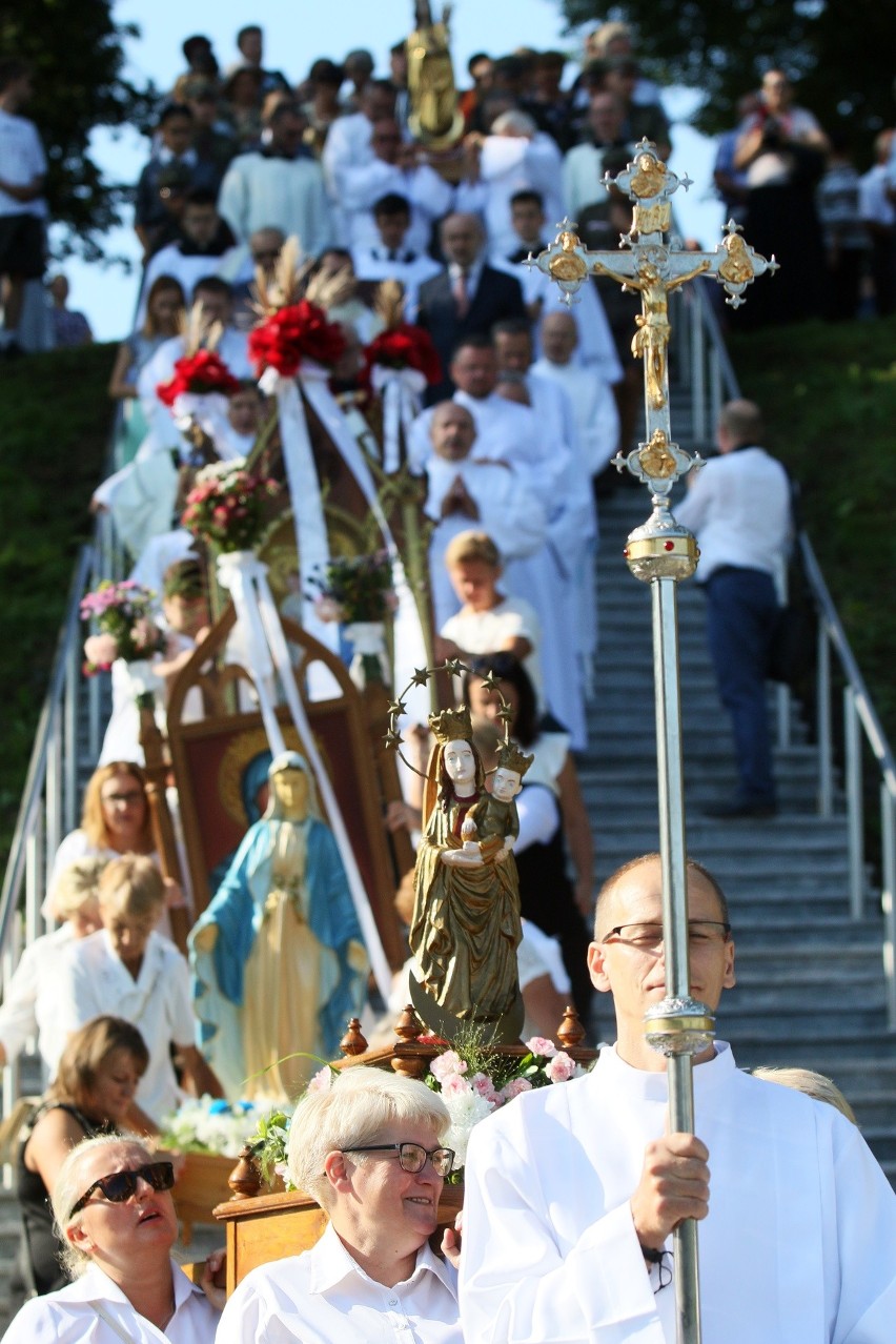 Odpust w Wąwolnicy. Tłumy wiernych zjechały do sanktuarium Matki Bożej Kębelskiej. Zobacz zdjęcia