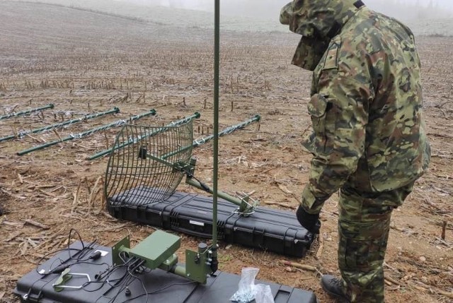 Na zewnętrznych granicach Polski SG zamontowała dziewięć nowych zestawów perymetrycznych. Pomagają one w ochronie granicy, współpracują z wieżami obserwacyjnymi.