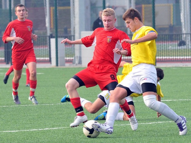 Juniorzy starsi Karpat (czerwone stroje) ograli Stal Sanok 1-0.