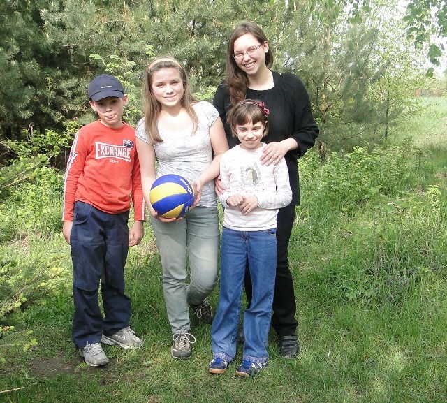- Potrafimy razem się bawić, spędzać czas &#8211; mówią Krzysztof, Agata, Olga i Weronika Machała z Lipska, które uczą się w domu.