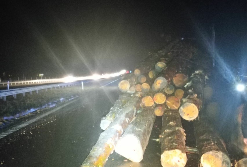 Wypadek na krajowej siódemce w Mierzawie. Po zderzeniu osobówek z ciężarówką na drogę wysypało się drewno. Kobieta z dzieckiem w szpitalu 