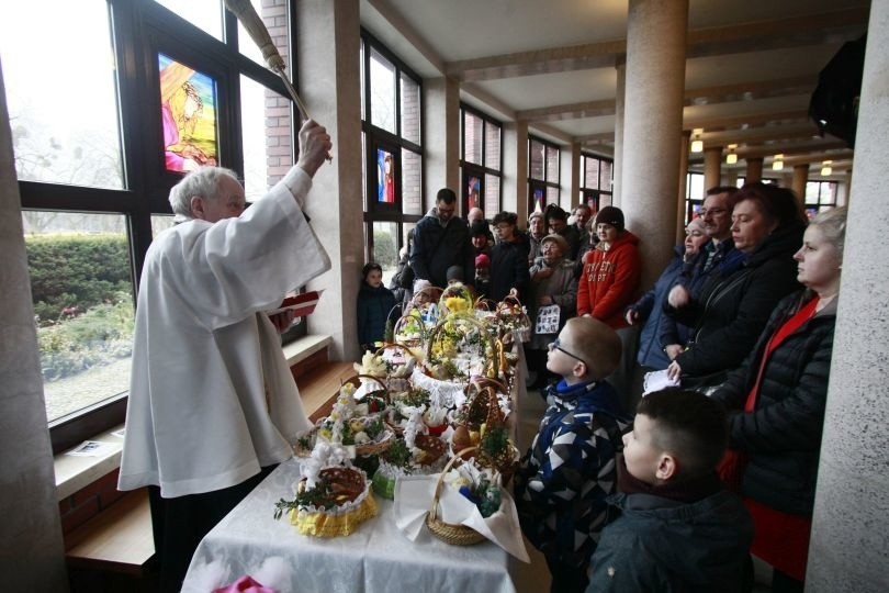 Sobota wielkanocna w Łodzi - święcenie pokarmów