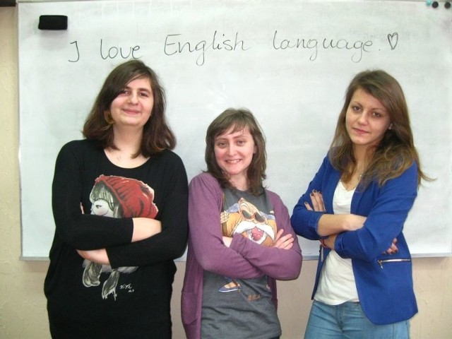 Kochamy język angielski - napisały na tablicy (od lewej) Zuzanna Rewińska, Zuzanna Bendiuł i Marta Bruchajzer