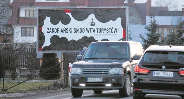 Takie billboardy jeszcze długo będą wisieć, bo walka ze smogiem może być teraz trudniejsza