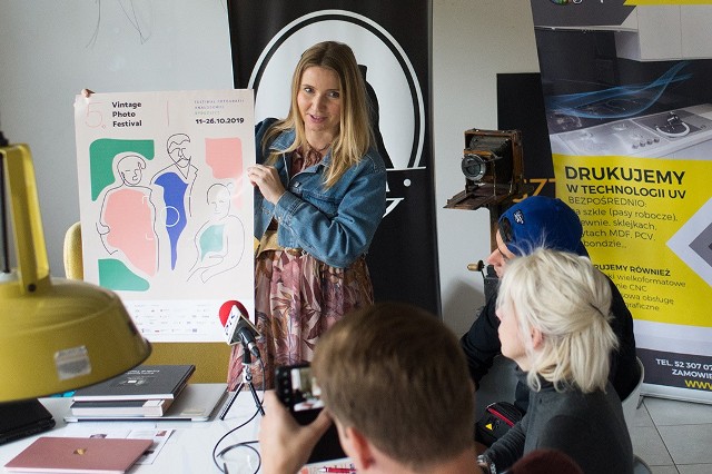 Katarzyna Gębarowska, dyrektor Międzynarodowego Festiwalu Miłośników Fotografii Analogowej - Vintage Photo Festival w Bydgoszczy, prezentuje oficjalny plakat piątej edycji, która potrwa od 11 do 26 października