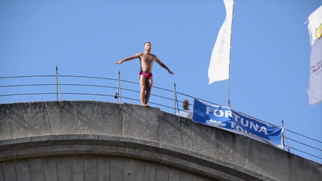 Tradycyjne święto sportu w Mostarze. Ponad 40 śmiałków skakało ze Starego Mostu