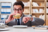 TOP 10 złych nawyków żywieniowych. Sprawdź, dlaczego przybierasz na wadze