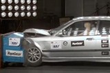 Zobacz test zderzeniowy BMW E36 ze spawanym nadwoziem (WIDEO)