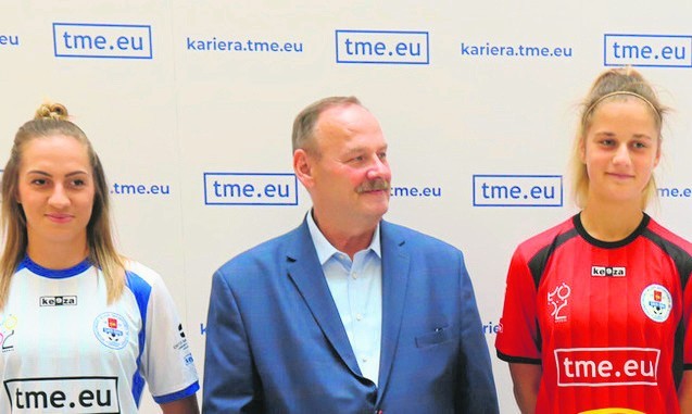 Od lewej, kapitan drużyny Daria Kurzawa, prezes Janusz...