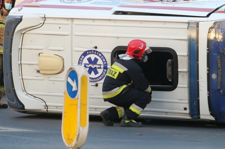 Wypadek z udziałem karetki pogotowia we Wrocławiu.