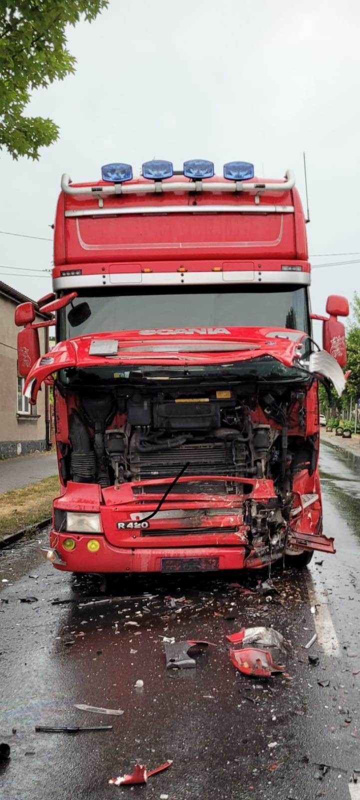 Śmiertelny wypadek w Ozorkowie. Ciężarówka zderzyła się z samochodem osobowym. Nie żyje kobieta