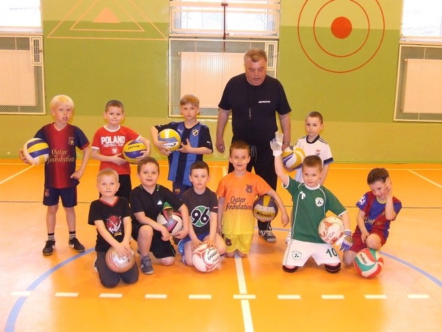 Bogdan Wójcik z bardzo młodymi adeptami piłki nożnej