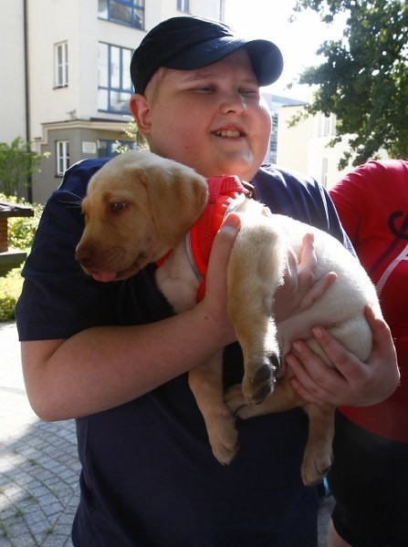 13-letni Oskar dostał psa przewodnika od fundacji Mam...