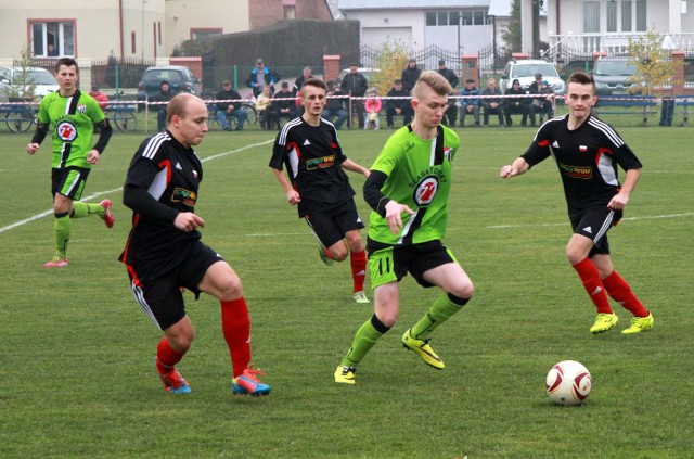 Sokół Sokolniki (seledynowo-czarne stroje) może się cieszyć z pierwszej wygranej w tym sezonie.