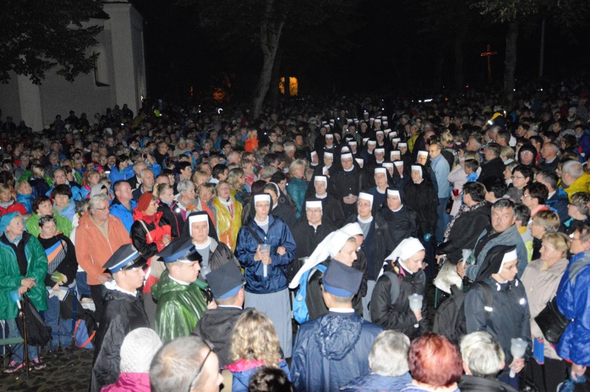 W sobotę wieczorem, mimo zimna i padającego deszczu, grota...