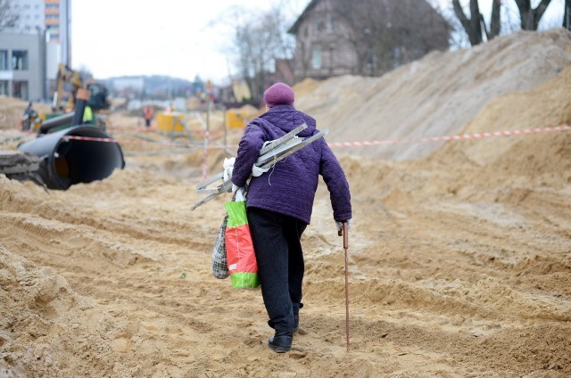 Trwa budowa Trasy Aglomeracyjnej w Zielonej Górze. Sprawdziliśmy, na jakim etapie są prace.W kwietniu tego roku miasto podpisało umowę na budowę Trasy Aglomeracyjnej ze spółką Budimex, która oferując sumę 22,5 mln zł wygrała przetarg. Trasa ma prowadzić od ulicy Ułańskiej, przez Batorego, Dąbrowskiego do alei Zjednoczenia. W przypadku odcinka od Ułańskiej do Batorego obecna ulica Dworcowa ma dostać jedynie nową nawierzchnię, oświetlenie i ciąg pieszo - rowerowy. Czyli zmieni się niewiele. Inaczej ma być od Batorego do Zjednoczenia. Tu trasa ma mieć cztery pasy ruchu (po dwa w każdym kierunku), ciąg pieszo - rowerowy, nowe oświetlenie, a w ziemi nową kanalizację, w tym deszczową. Przebudowane mają być dwa ronda, na Ułańskiej i Batorego, natomiast na alei Zjednoczenia powstanie nowe. Dwa ostatnie mają mieć osobne prawoskręty. Tu wspomnijmy jeszcze o zupełnie nowej kanalizacji deszczowej, dzięki której woda zostanie przerzucona aż do kanału Łączy. W czasie prac robotnicy odkryli schron z czasów II wojny światowej. Eksploratorzy już zajrzeli do jego wnętrza A co teraz dzieje się na budowie? Zobaczcie na zdjęciach. Zobacz, jak wyburzano kamienicę przy ul. Dąbrowskiego