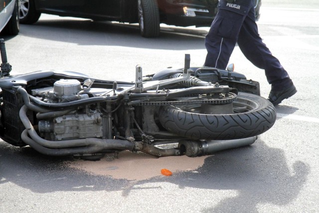 Wypadek z udziałem motoru i samochodu osobowego - zdj. ilustracyjne