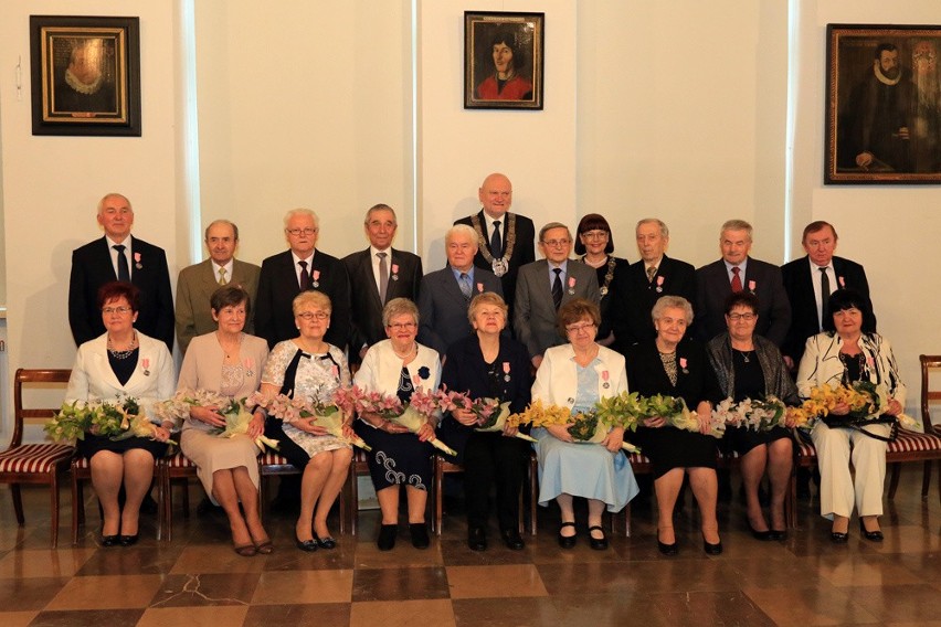 Dziewięć toruńskich par otrzymało w piątek z rąk prezydenta...