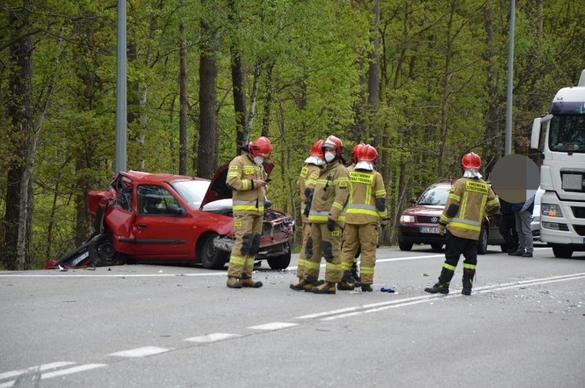 Zderzenie 3 aut na krajowej 6 koło Lęborka. 19-latka trafiła do szpitala