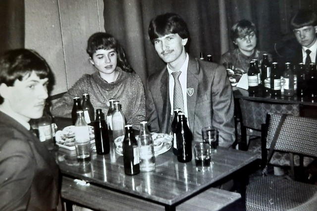 Kanapki przygotowane przez rodziców, oranżada... Na zdjęciu: studniówka w ZSE-M w Rzeszowie w 1982 r.