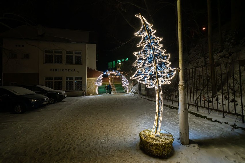 Krynica - Zdrój. Góra Parkowa wabi turystów Parkiem Światła. Co się tam znajduje? [ZDJĘCIA]