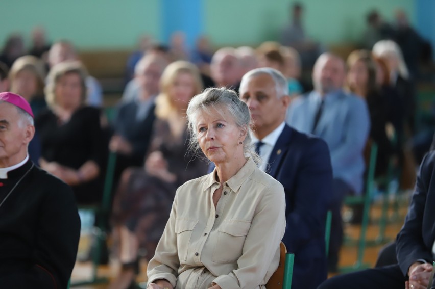 Włodzimierz Lubański patronem szkoły w Nowinach. Było wiele znanych osób. Przedstawiamy kulisy wydarzenia w obiektywie [ZDJĘCIA]