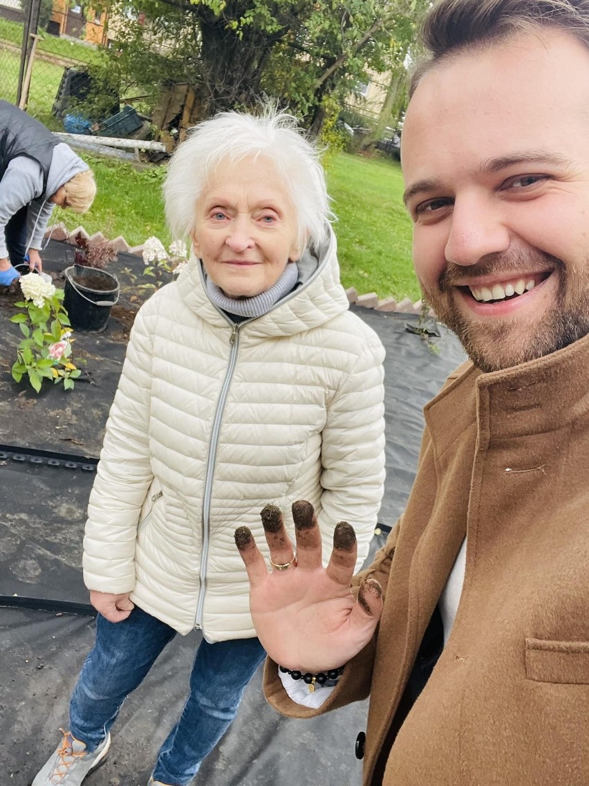 Starachowiccy seniorzy mają swój wspaniały ogród. Rosną w nim przeróżne zioła i piękne kwiaty. Zobacz zdjęcia i film