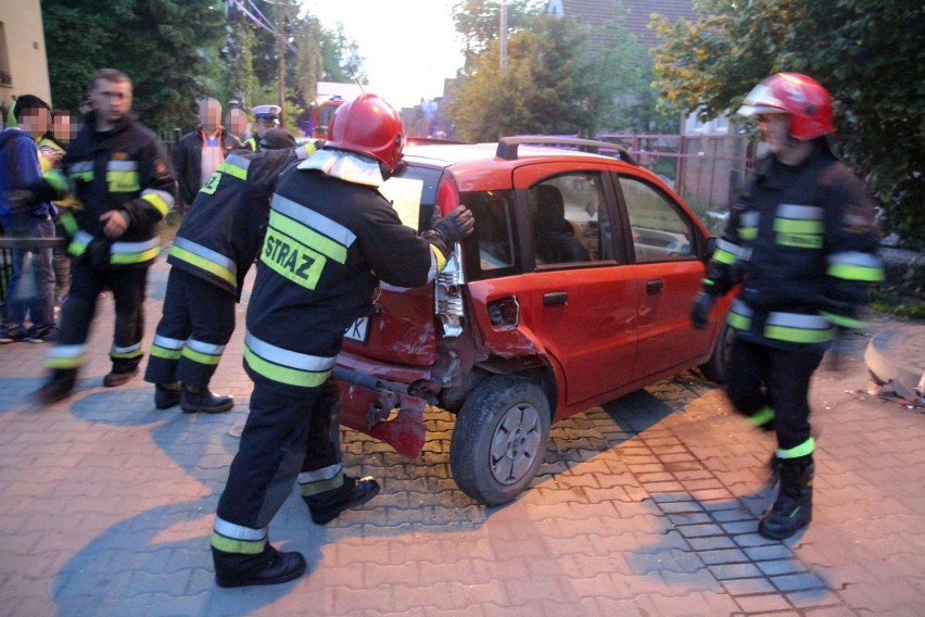 Kierowca skody staranował zaparkowany samochód na Jagodnie (ZDJĘCIA)