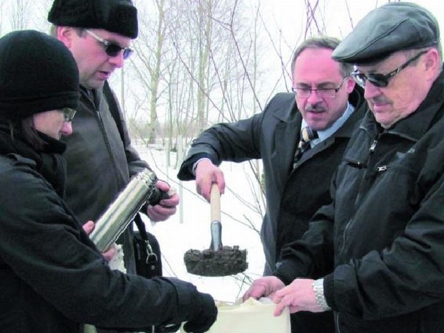Prezydent Renkiewicz (drugi z prawej) osobiście wykopywał wciąż zmarzniętą smoleńską ziemię. Z prezydentem są m.in. ks. Jarema Sykulski (drugi z lewej) i Andrzej Chuchnowski.