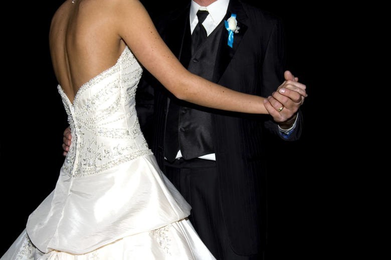 Ile się daje na wesele? Jaką kwotę dać w prezencie ślubnym | Gazeta Pomorska